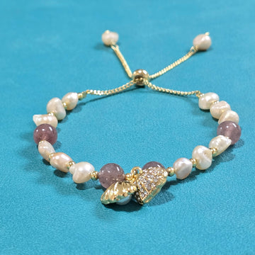 Adjustable Pearl bracelet with a shell charm