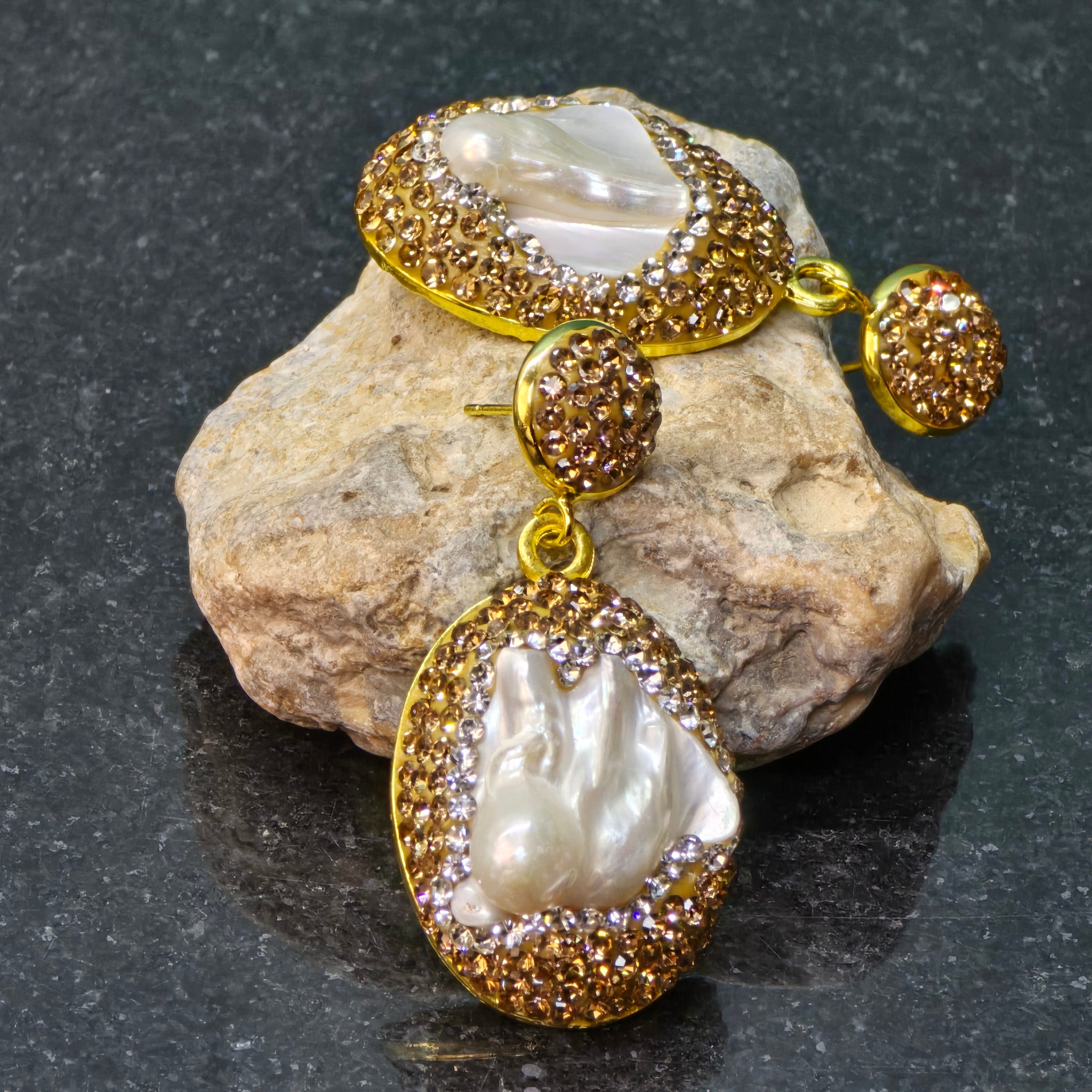 Freshwater pearl earring with Gold Austrian Crystals