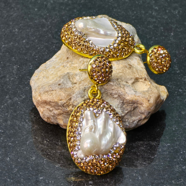 Freshwater pearl earring with Gold Austrian Crystals