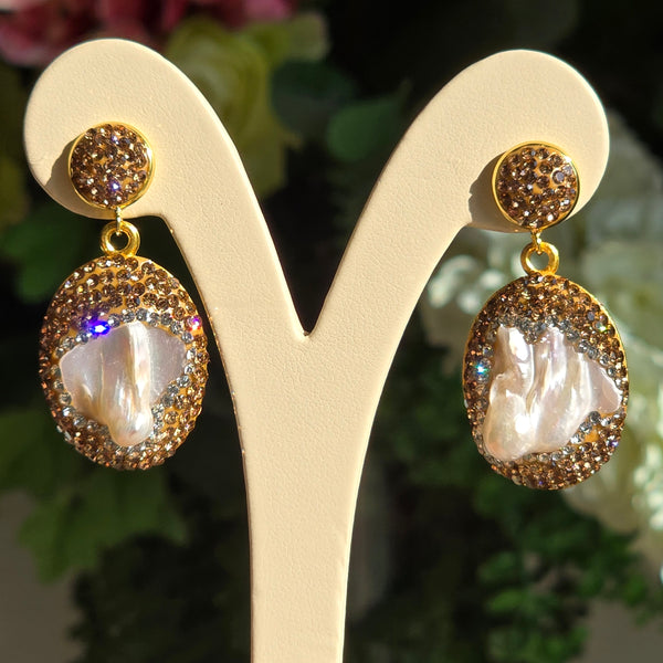 Freshwater pearl earring with Gold Austrian Crystals