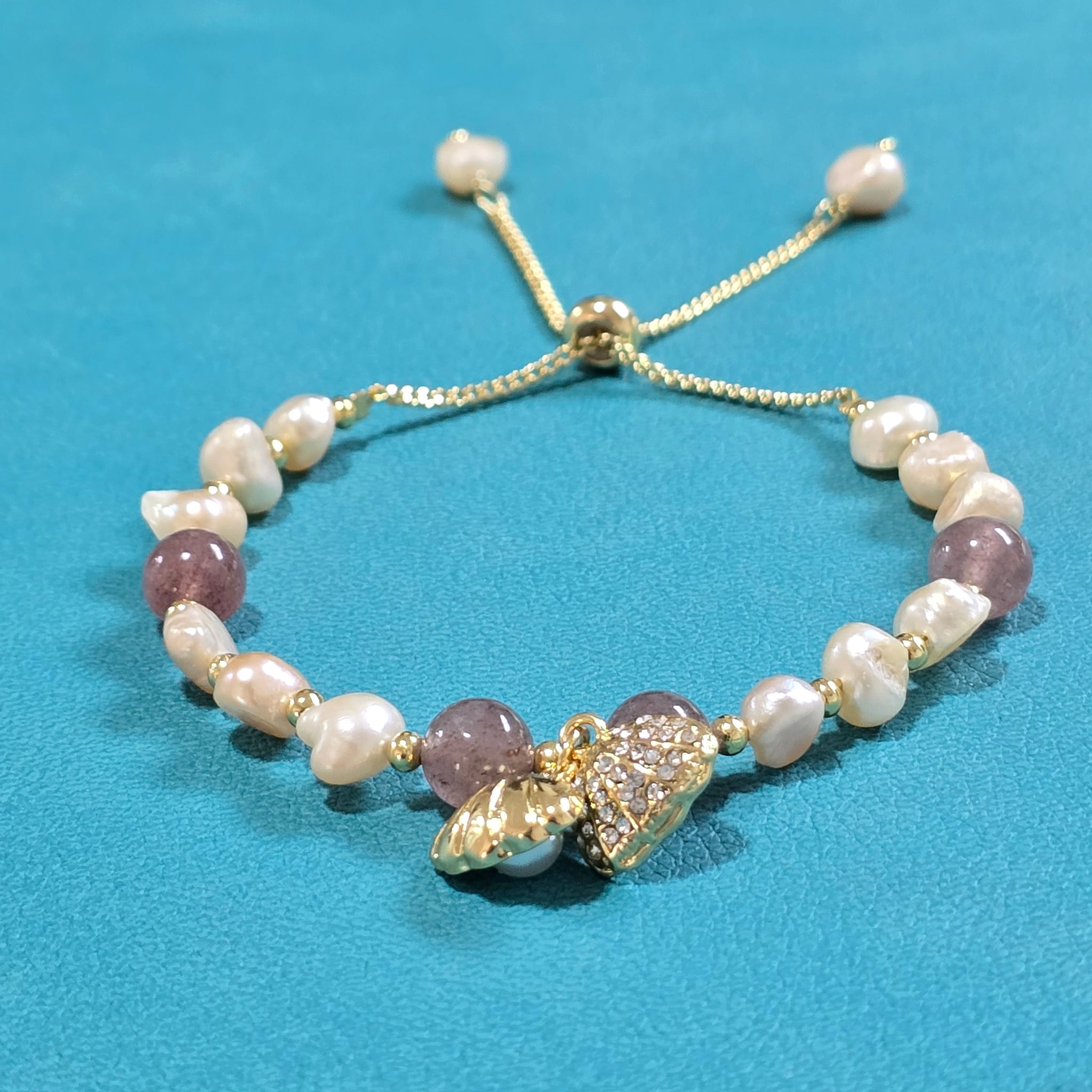 Adjustable Pearl bracelet with a shell charm