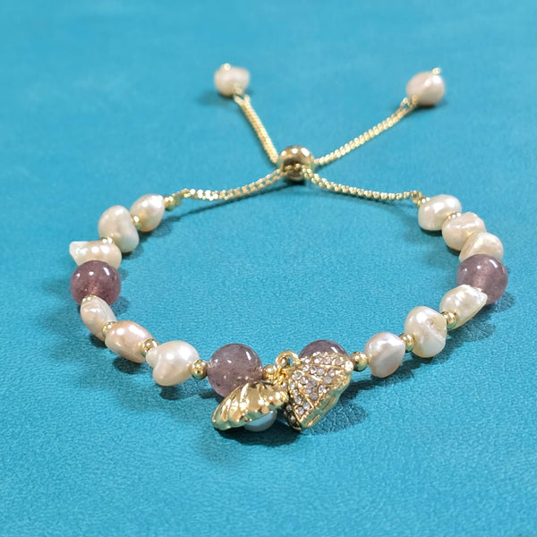 Adjustable Pearl bracelet with a shell charm